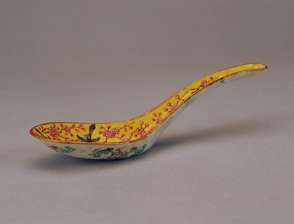 图片[1]-Yellow ground pink plum magpie pattern spoon-China Archive